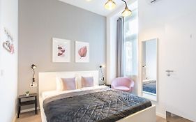 Extreme Central - Modern Mini Studio